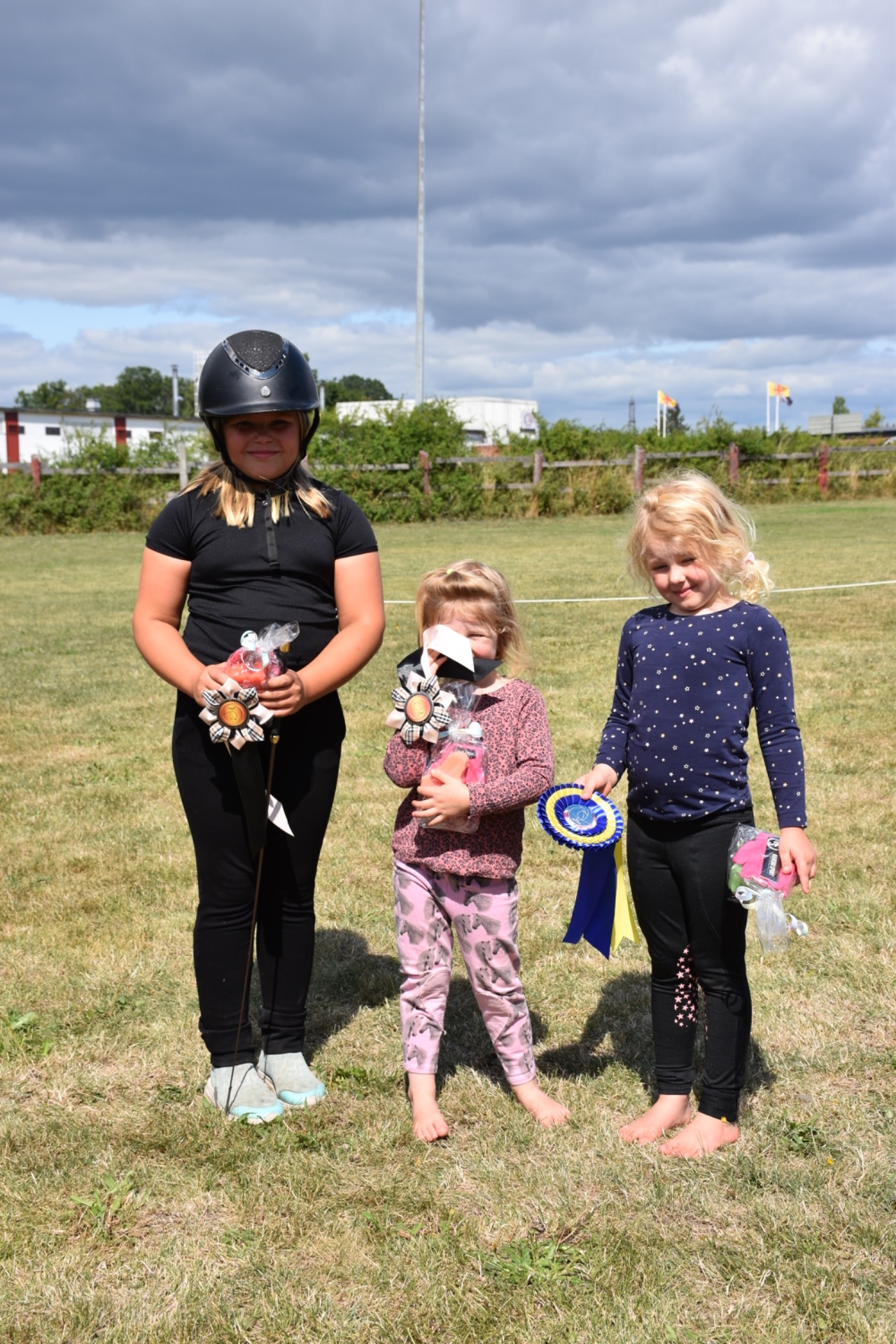 Vinnare minior! Fr vä Isabel (3a), Lily (2a) och vinnare Kate (1a)!