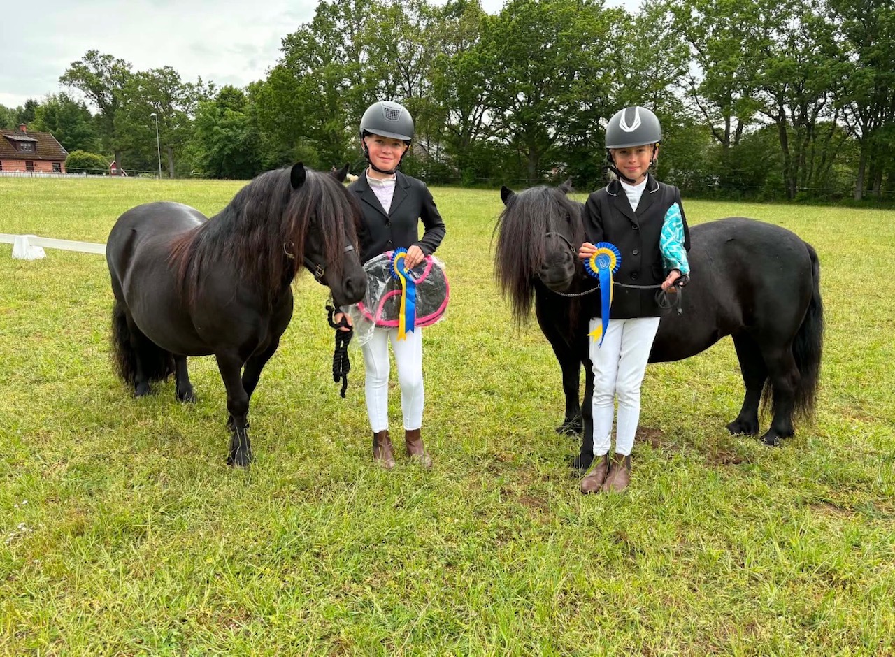 Isabelle & Filippa på delad 1a plats! Foto: Rebecka Svensson.